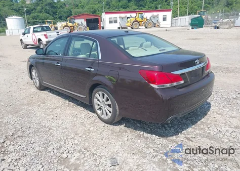 2011 Toyota Avalon Limited z USA, uszkodzony, nr VIN 4T1BK3DB7BU427862